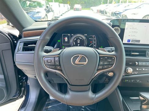 Certified 2025 Lexus ES 300h w/ Premium Package image 13