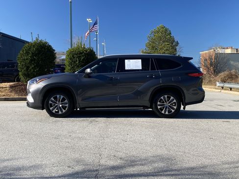 Used 2022 Toyota Highlander XLE image 15