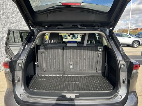 Certified 2024 Toyota Highlander XLE image 19