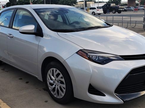 Used 2018 Toyota Corolla LE image 4