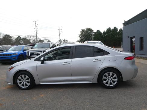 Used 2021 Toyota Corolla LE image 8