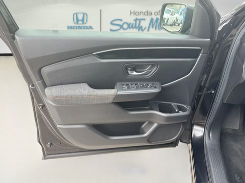 Certified 2025 Honda Pilot Sport image 19