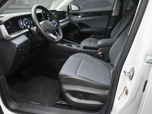 Certified 2025 Volkswagen Tiguan SE image 17