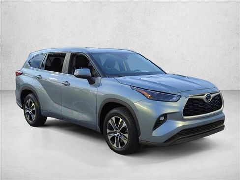 Used 2023 Toyota Highlander XLE FWD image 3