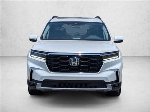 Used 2025 Honda Pilot Touring image 2