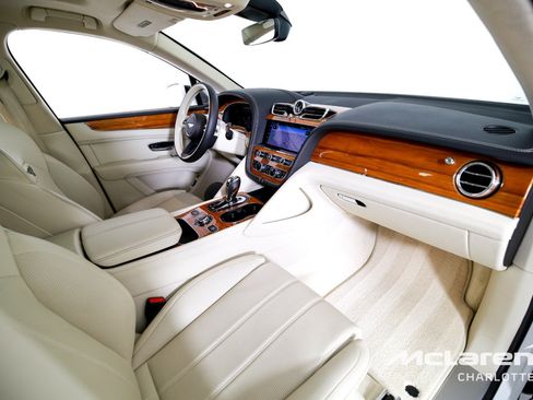 Used 2023 Bentley Bentayga Plug-In Hybrid AWD/4WD image 29