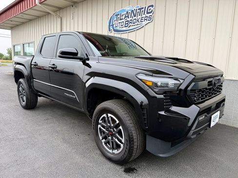 Used 2024 Toyota Tacoma TRD Sport w/ TRD Sport Upgrade Package image 4