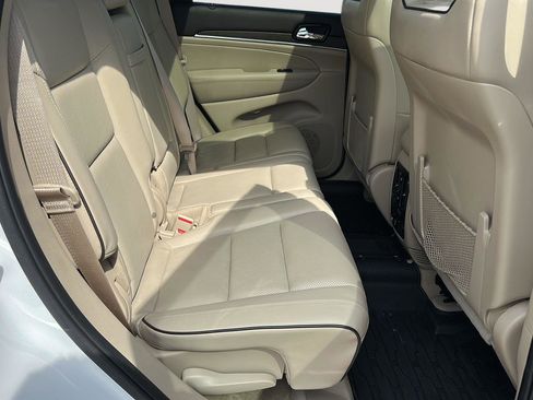 Used 2019 Jeep Grand Cherokee Overland AWD/4WD image 17
