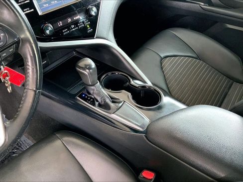 Used 2018 Toyota Camry SE w/ Moonroof Package FWD image 16