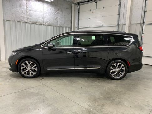 Used 2020 Chrysler Pacifica Limited w/ Tire & Wheel Group FWD image 3