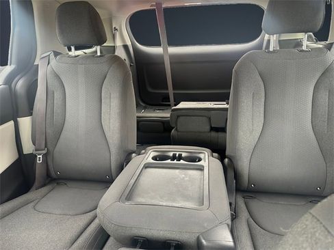 Used 2022 Kia Carnival LX image 13