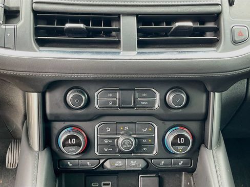 Used 2021 Chevrolet Suburban LT w/ Luxury Package RWD image 26
