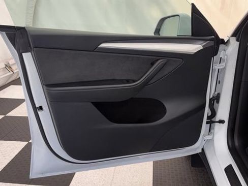 Used 2024 Tesla Model Y 2WD image 15
