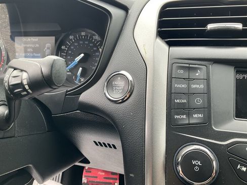 Used 2018 Ford Fusion SE FWD image 26