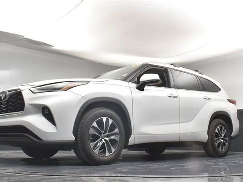 Used 2022 Toyota Highlander XLE image 35
