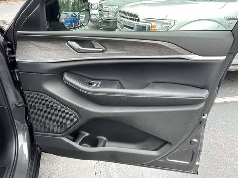 New 2025 Jeep Grand Cherokee L Limited image 17