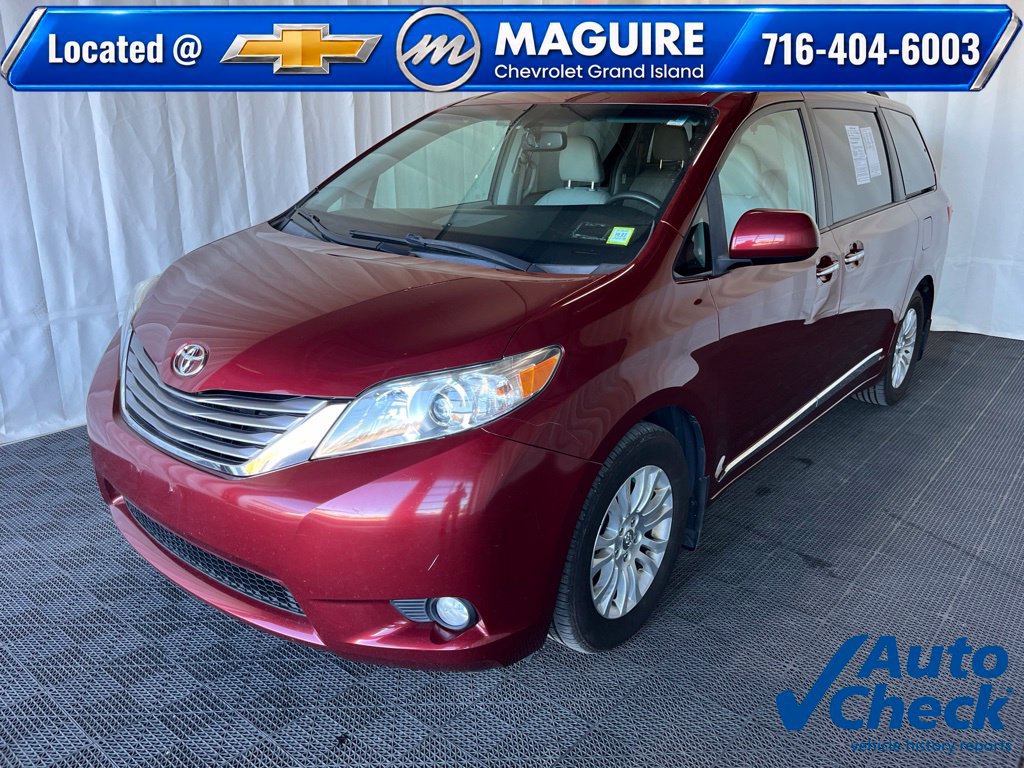Used 2017 Toyota Sienna XLE FWD image 1