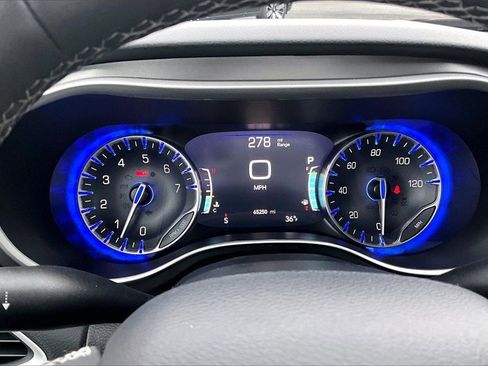 Used 2023 Chrysler Pacifica Touring-L image 20