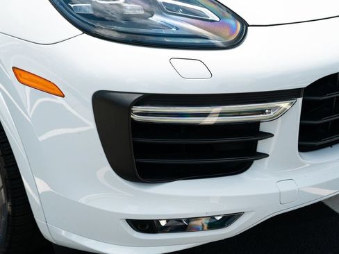 Used 2015 Porsche Cayenne Turbo AWD/4WD image 9
