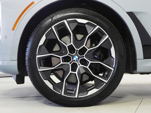 Used 2024 BMW X7 xDrive40i w/ M Sport Package AWD/4WD image 5