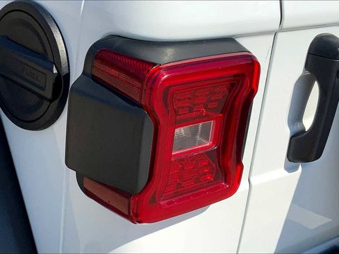 Used 2025 Jeep Wrangler Unlimited Rubicon image 26