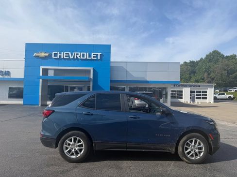 Used 2024 Chevrolet Equinox LS w/ LS Convenience Package FWD image 2