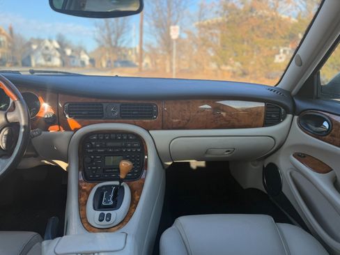 Used 2002 Jaguar XJ8 image 12