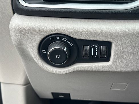 Used 2022 Chrysler Pacifica Touring-L image 30