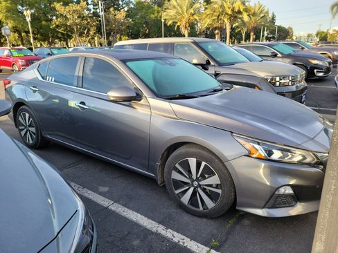 Used 2021 Nissan Altima 2.5 SV w/ SV Premium Package image 2