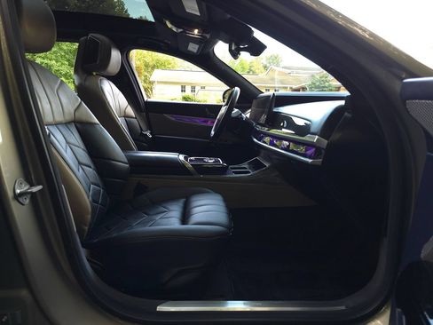 Used 2024 BMW i7 eDrive50 w/ Executive Package RWD image 34