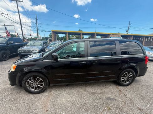 Used 2017 Dodge Grand Caravan SXT FWD image 3
