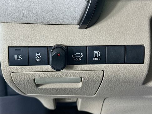 Used 2020 Toyota Camry XLE w/ Carpet Mat Package FWD image 17