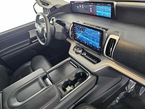Used 2025 Ford Expedition Active AWD/4WD image 11