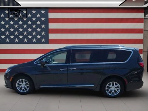 Used 2020 Chrysler Pacifica Touring-L FWD image 8