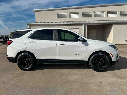 Used 2022 Chevrolet Equinox LT image 2