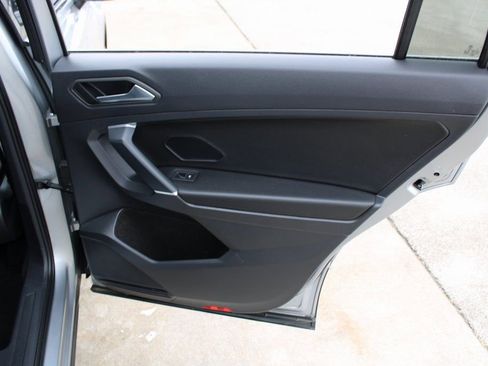 Certified 2020 Volkswagen Tiguan SE w/ Panoramic Sunroof Package image 25