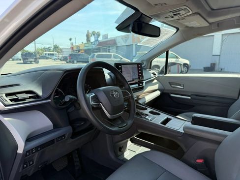 Used 2024 Toyota Sienna XLE w/ XLE Plus Package FWD image 9