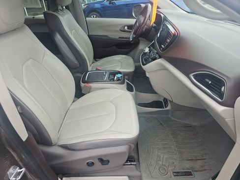 Used 2017 Chrysler Pacifica Touring-L Plus FWD image 13