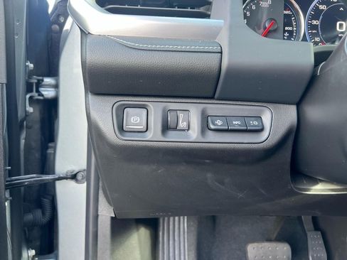 Used 2023 GMC Acadia SLT w/ Elevation Edition image 12