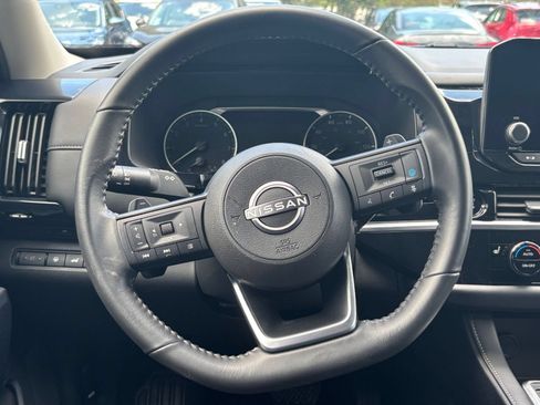 Used 2025 Nissan Pathfinder SV FWD image 30