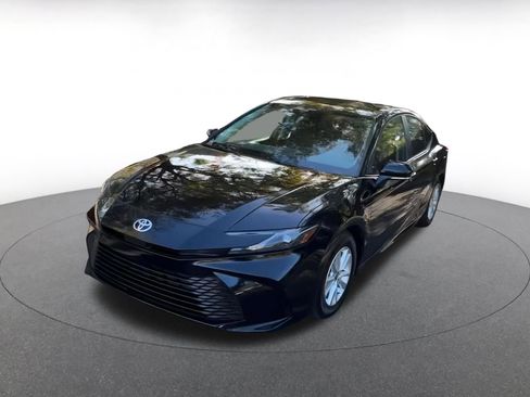 Used 2025 Toyota Camry LE image 7