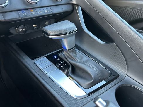 Used 2025 Hyundai Elantra SE FWD image 25