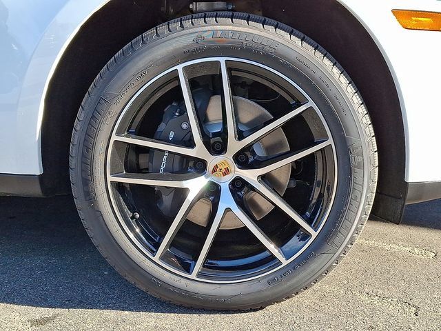 Certified 2026 Porsche Macan AWD/4WD image 12
