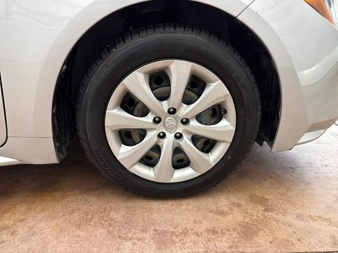 Used 2021 Toyota Corolla LE image 20
