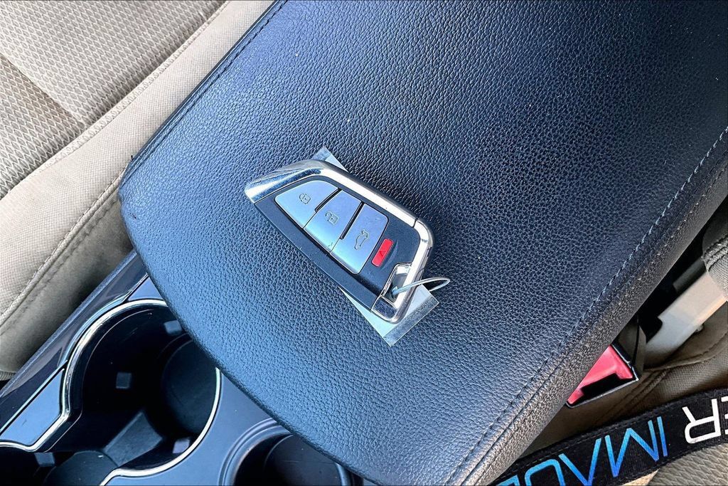 Used 2017 Ford Explorer XLT FWD image 11