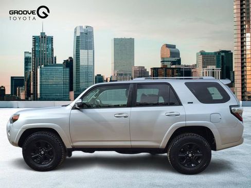 Used 2018 Toyota 4Runner SR5 AWD/4WD image 2