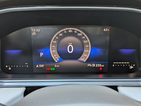 Used 2025 Volkswagen Taos SE w/ Panoramic Sunroof Package FWD image 10