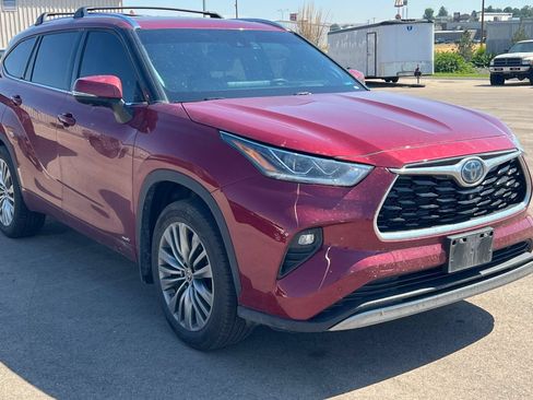 Used 2023 Toyota Highlander Platinum AWD/4WD image 2