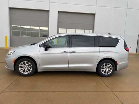 Used 2024 Chrysler Pacifica Touring-L FWD image 5