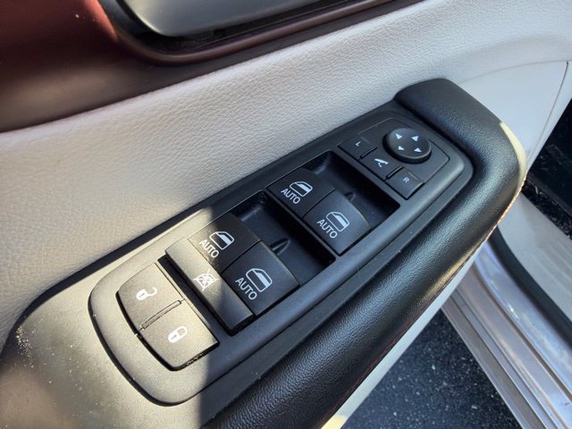 Used 2017 Chrysler Pacifica Limited w/ Advanced Safetytec Group FWD image 26